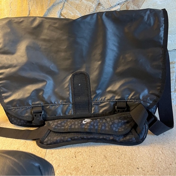 Nike Core Converge Large Messenger bag - perfect for someone on the run - Picture 12 of 16